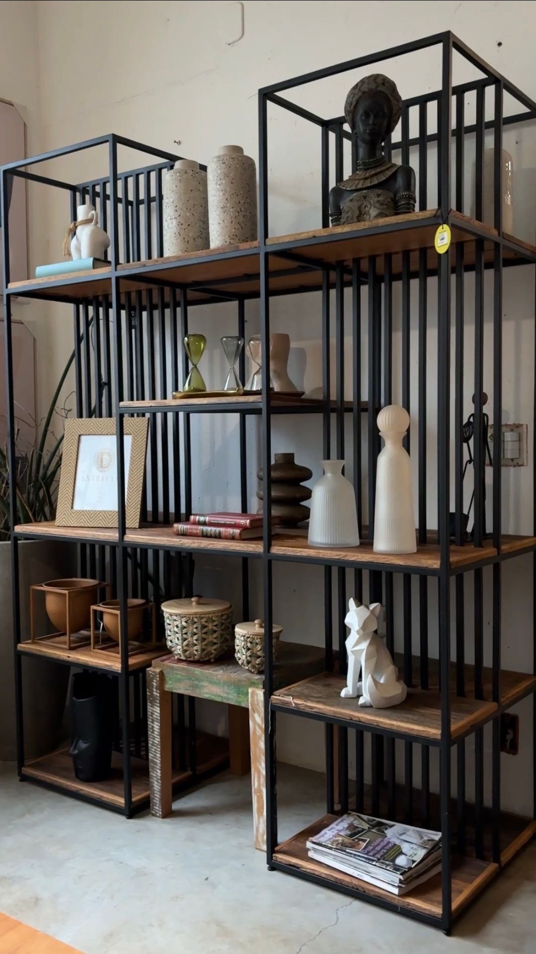 Estante ferro preto e madeira de demolição