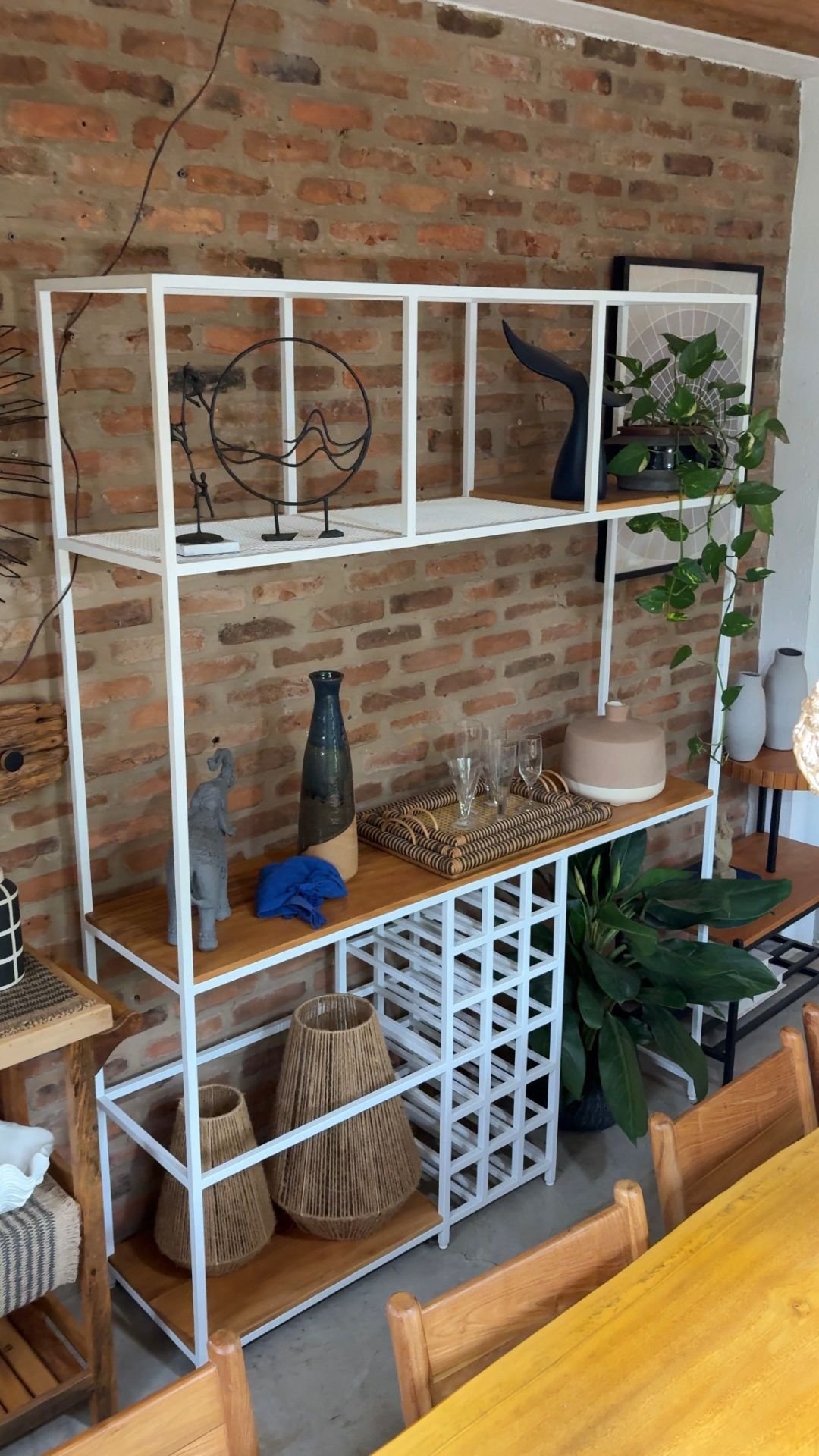 Estante madeira e ferro branco