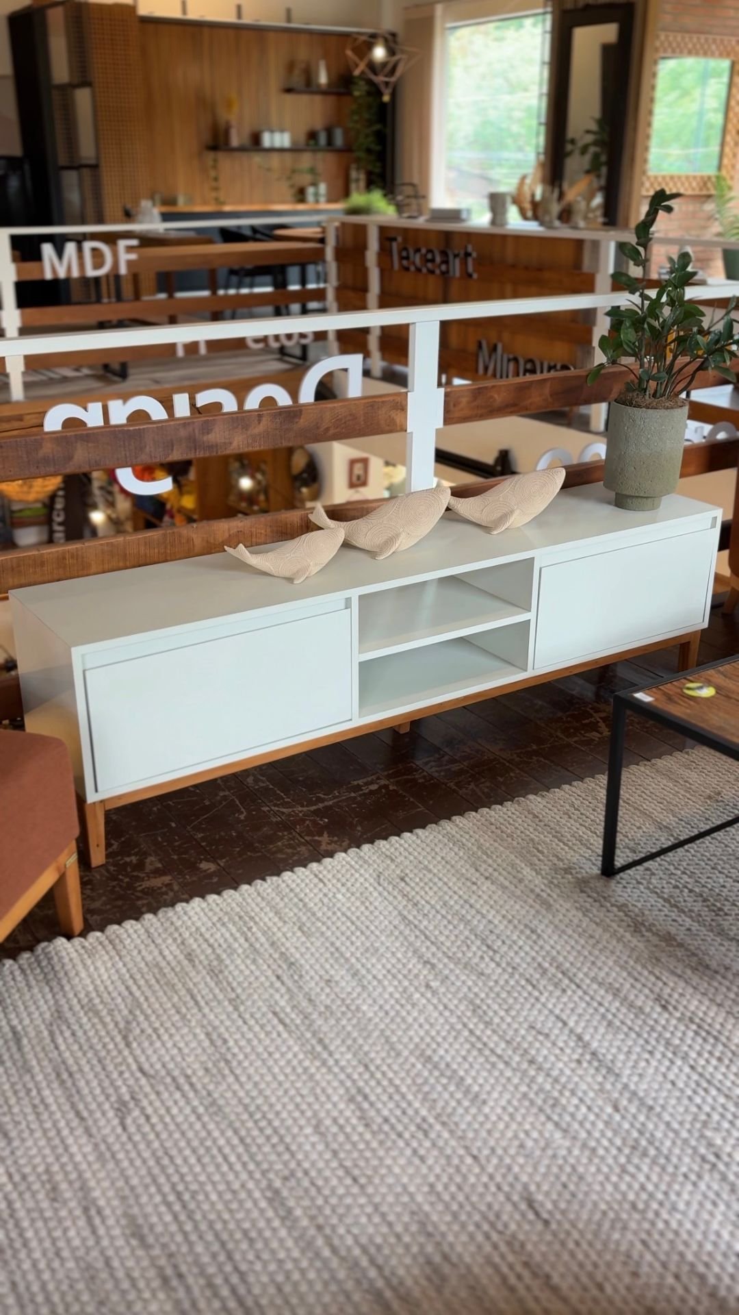 Rack MDF branco e madeira