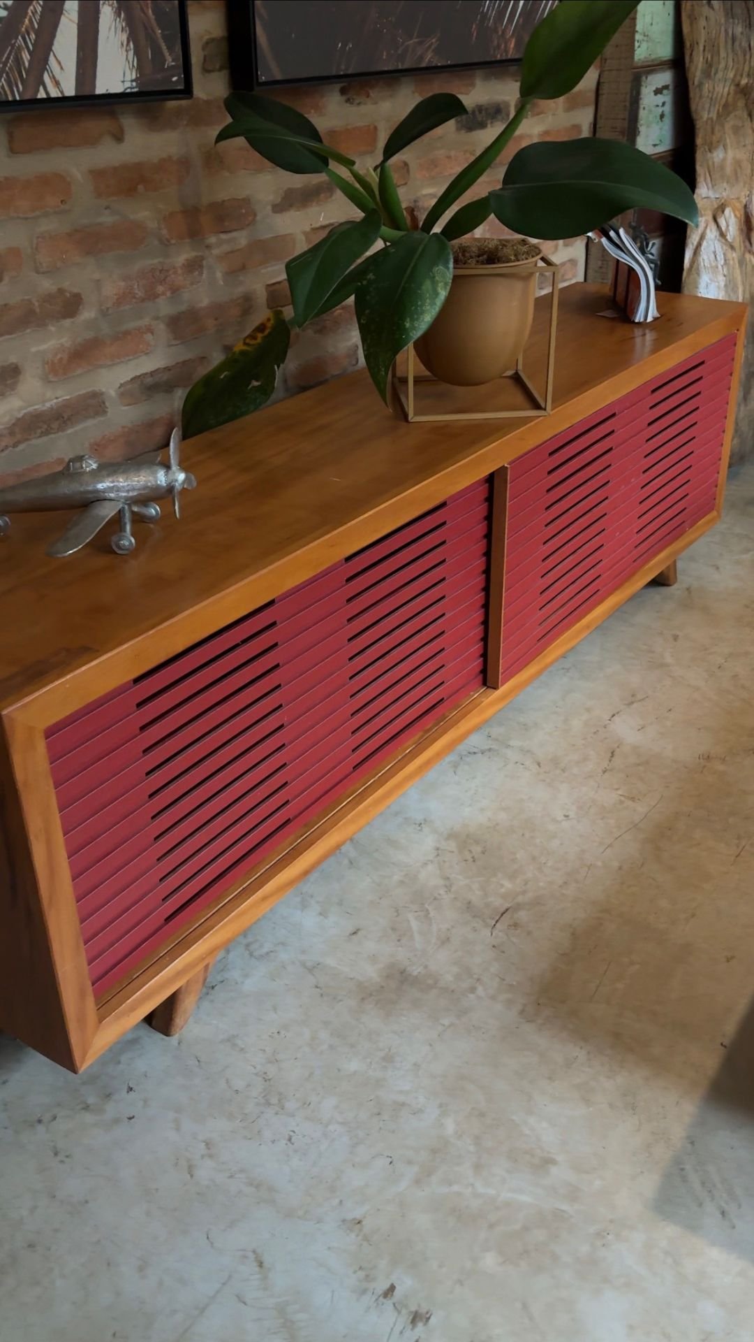 Rack MDF vermelho e madeira